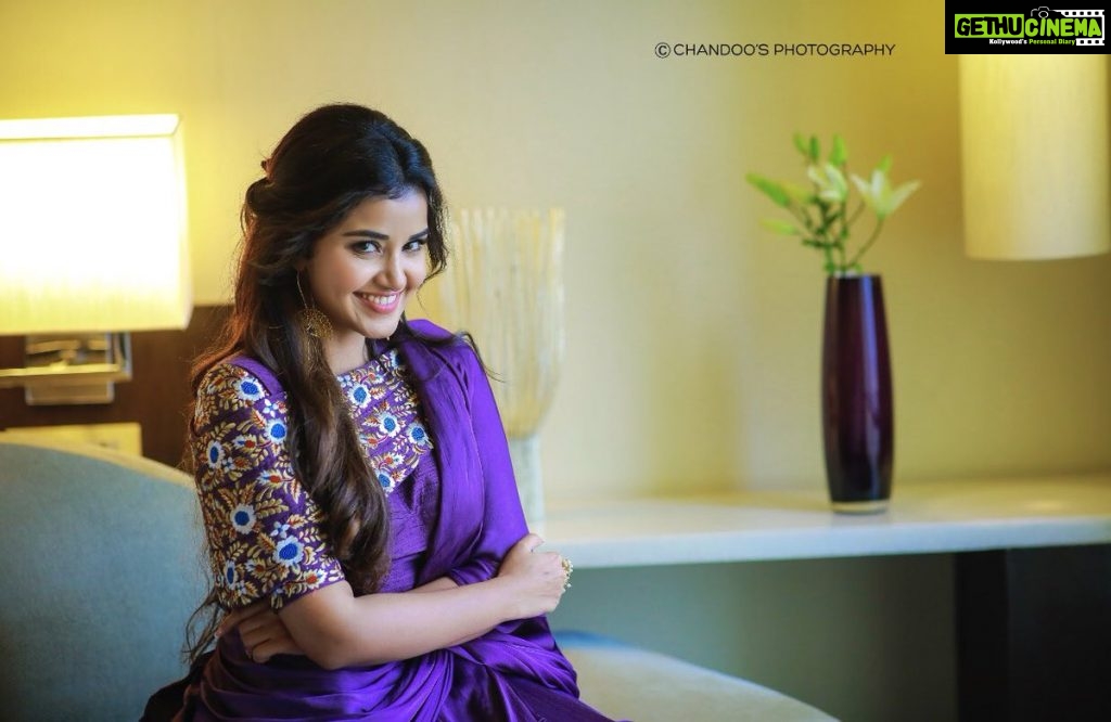 Anupama Parameswaran Natasaarvabhowma Actress Kiss Mirror Gethu Cinema