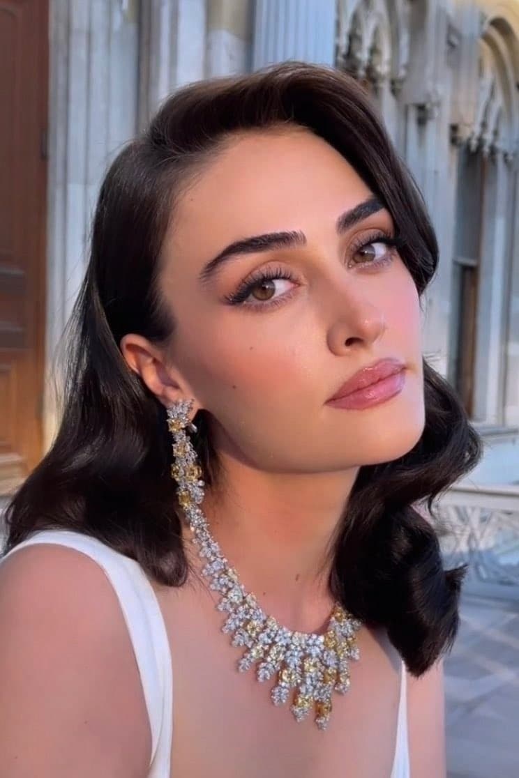 Esra Bilgiç Wiki, Biography, Age, Gallery, Spouse and more