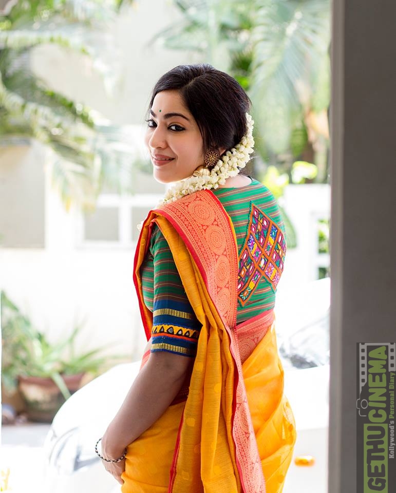 Indian woman in bridal look in blue saree. Back view. Stock Photo | Adobe  Stock