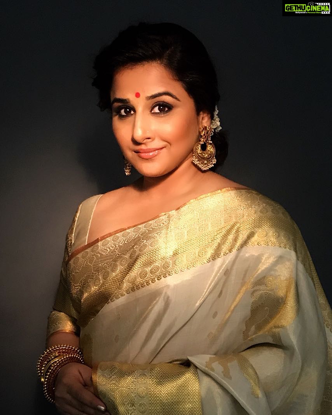 What kind of hairstyles and accessories will look good for a silk saree for  making the face look slimmer? - Quora