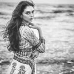 Aditi Rao Hydari Instagram – Looking for the girl who sells sea-shells by the sea shore…. Keep an eye out for @RituKumarHQ’s upcoming autumn/winter Collection #BeautifulHands #india #handloom #craft #autumnwinter #bts @eltonjfernandez @thehiddenbutton