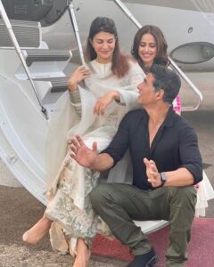 Akshay Kumar Instagram - A special film, a special start...Team #RamSetu off to Ayodhya for the mahurat shot. And so the journey begins.
Need special wishes from all you guys 🙏🏻

@jacquelinef143 @nushrrattbharuccha #AbhishekSharma #CapeOfGoodFilms @abundantiaent @ivikramix #DrChandraprakashDwivedi