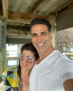 Akshay Kumar Instagram - Happy place = Happy face 🏝 We are grateful for this getaway in the middle of a pandemic! #GratitudeIsTheBestAttitude #BeachTime