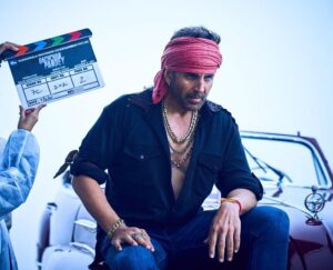 Akshay Kumar Instagram - New year, old associations...begun shooting for #BachchanPandey, my 10th film with #SajidNadiadwala, and hopefully many more. Need your best wishes and do tell me your thoughts on the look.

@farhadsamji @kritisanon @jacquelinef143 @arshad_warsi @nadiadwalagrandson