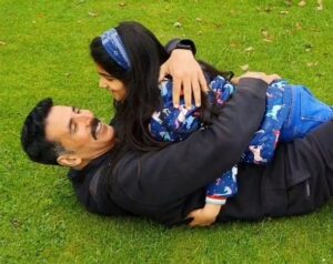 Akshay Kumar Instagram - As much as everyone would like to see the back of 2020, I wish this moment, this year, this chance to spend so much time with my kids would last forever, these opportunities are my Silver Lining to 2020. Happy 8th Birthday to my Princess, my Happiness, my Reason to still be a Big Kid 🥳 I love my baby girl more than I knew was possible ❤️