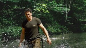 Akshay Kumar Instagram - You thinking I mad… but mad only going into the wild. #IntoTheWildWithBearGrylls @beargrylls @discoveryplusindia @discoverychannelin