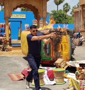 Akshay Kumar Instagram - I’ve done a lot of action in my career…hanging from helicopters, jumping across buildings, crazy bike chases. #Sooryavanshi is special to me in more ways than one, it is my ode to that old school action but on a grander scale, releasing in cinemas tomorrow 🍿#1DayToSooryavanshi #BackToCinemas