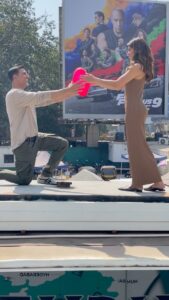Akshay Kumar Instagram - And that’s how I and @jacquelinef143 showcase how to burst the bubble on seemingly perfect romance. Quite literally 😂 #MereYaaraa