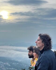 Akshay Kumar Instagram - In the photo - or in life - there’s always that beautiful streak of light above dark clouds. Wrapped the Ooty schedule of #RamSetu. Hope the divine light always guides us through thick and thin. 🙏🏻

@jacquelinef143 @actorsatyadev