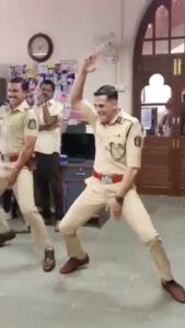 Akshay Kumar Instagram - Here’s @ranveersingh’s and my #AilaReAillaaStep. Put your best, crazy dance foot forward and show me yours.

Warning:
Getting this step wrong can be harmful for future planning