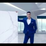 Akshay Kumar Instagram - Duniya ki nazar aaj hum par tiki hai, jisme sirf ek saawal hoga, humara agla kadam kya hai? Watch my latest @kajaria.ceramics TVC to know this journey of our #DeshKiMitti. #Kajaria