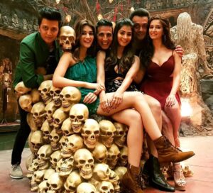Akshay Kumar Instagram - ‪HouseFull of Thrones ☠‬
‪Who Lives, Who Dies...Only the Script Decides 😱‬ ‪#Housefull4 @riteishd @kritisanon @hegdepooja @iambobbydeol @kriti.kharbanda @nadiadwalagrandson @foxstarhindi