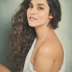 Angira Dhar Instagram - The "What's that?" moment your photographer manages to capture somehow beautifully... coz #posing is not your strongest skill...yet😎 thank you @makeupwali @muskaan.goswami @tejalshetty for getting it all together