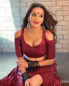 Antara Biswas Instagram - Many Shades of Iravati! Watch #NamakIsskKa tonight at 9pm only on @colorstv ♥️
Styled by: @praanavsrathod 
Makeup + 📸: @yogesh_gupta4545 
Hairstyling: @aminashaikh3388
#TeamMonalisa #NewShow #Iravati