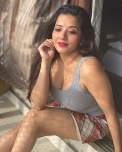 Antara Biswas Instagram - No Matter How You Feel.... Get Up , Dress Up, Show Up, And Never Give Up .... 😀😀🤷‍♀️🤷‍♀️.... #friday #weekend #mood #athome #quarantine #life