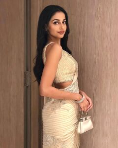 Banita Sandhu Instagram - Happy Diwali ✨✨
May today bring us the light at the end of the 2020 tunnel 🕯🤍