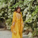 Dia Mirza Instagram - Sunshine sunshine 🦚☀️ #sunsetkedivane Image by @khamkhaphotoartist Outfit by @nafisarachelwilliam HMU @shraddhamishra8 Styled by @theiatekchandaney India