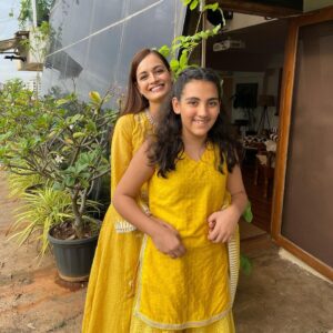 Dia Mirza Instagram - Mera peela parivaar 😍💛

Happy Rakhi Everyone!!! 

@vaibhav.rekhi @samairarekhi