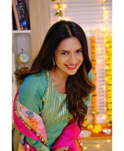 Divyanka Tripathi Instagram - Happy Diwali to you!😍🎉 Outfit @label_shivanisabharwal @oakpinionpr Earring @rubansaccessories Styled by @stylingbyvictor @sohail__mughal___ Pictures @akshay_boomerang