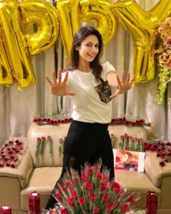 Divyanka Tripathi Instagram - Few moments leave you speechless, yet you want to say thousands of words! Maybe in short I can say that this happiness was nothing if you 1Cr didn't join your cords with me. It's not the number that makes me smile, it's the organic flow of love between us, it's the fact that- we are #OneBigFatFamily now! Thank you and congratulations to those who always want the best for me. Love, Divyanka Tripathi Dahiya Special thanks to @_k_kanchana for arranging this surprise while sitting in Sri Lanka! #10Million #SurpriseDecoration #FanLove