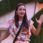 Jasmin Bhasin Instagram - And that's how you win a debate! Team Jasmin has taken over the kitchen and our hearts too! 🤍 #TeamJasmin #JBinBB14 Outfit - @bhanunibyjyoti Earrings- @knickknacknook Stylist: @ankiitaapatel Asst by @nehasarkar04 Watch the #BB14 episodes on @colorstv every day and before TV on @vootselect 📺 #BB14 #JBinBB #AbScenePaltega #BiggBoss14 #BiggBoss #BiggBoss2020 #Colors #JasminBhasin #BBlikeABoss