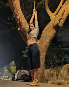 Krisha Kurup Instagram - Hanging on!!!

#hanging