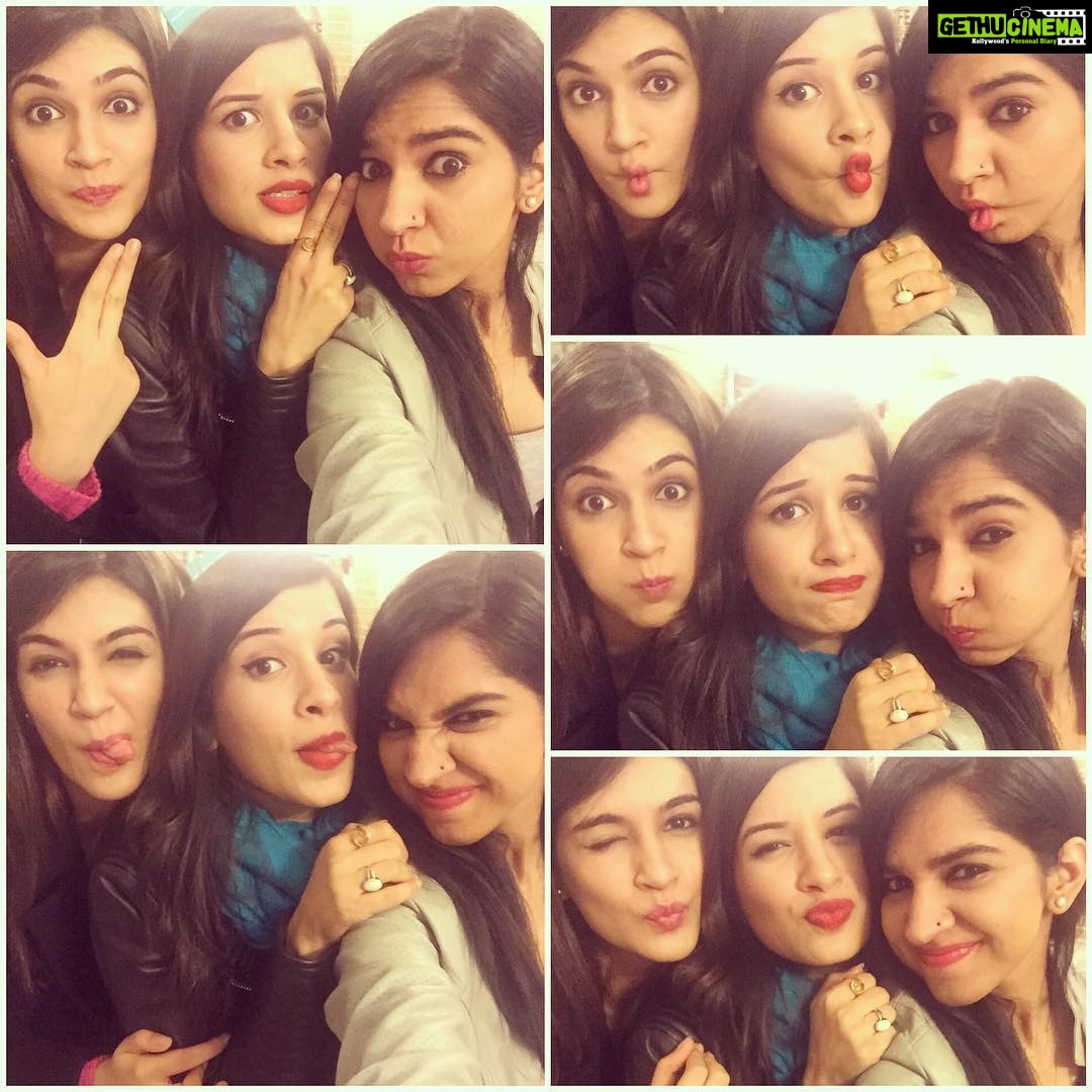 Filmfare - ‪#AliaBhatt poses for a cute selfie with sister... | Facebook‬