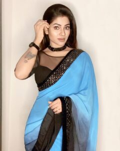 Leesha Instagram - Just obsessed with  @aakrithi_karukachal  saree collections 💙🖤💙thank u @gibin_john_varghese  for sending me this beautiful saree👍🏼😊
#saree #leesha #leeshaeclairs #tamilactress #blogger
