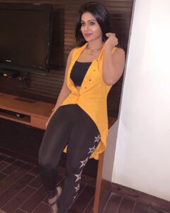 Leesha Instagram - Happy Sunday guys 💛🖤💛
Spread love 💓 
#newyear #2021 
#fingerscrossed #hopingforbetterdays #love #family #fyp #blogger #instagood #instadaily #leesha #tamilactress #chennai #ponnu #bloggerstyle #foryou