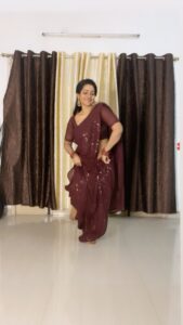Leesha Instagram - Going with the trend 😜🥳tried some kuthu in saree 🤪going with the trend😎#leesha  #reelitfeelit #reelkarofeelkaro #reels #instareels #viral #trendingreels #trendingnow