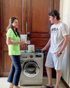 Mahesh Babu Instagram - Life, love or the load!! It's all about sharing😊 Thank you @namratashirodkar for always enabling me to share the responsibility ❤️❤️❤️ All the men out there who #sharetheload are setting an example for all of us to do the same! Have you started yet?  @ariel.india #sharethelaundry #ad
