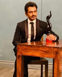 Nawazuddin Siddiqui Instagram - Thanking all my dear friends out there, who have shown an overwhelming response by watching my film #RaatAkeliHai & made me win the #BestActorAward 
Thank You @filmfare