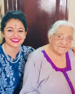 Pooja Kumar Instagram - Today is a very sad day for our family as my nani (mom’s mom) has passed on. She was 93 years old and after my mom the most beautiful, strongest, smartest, fashionable, empathetic, kindest, and talented woman that I was so lucky to have in my life. She taught me to be tough and kind. She taught me to be intelligent and humble. She taught me to be curious and insightful.  She taught me the Lucknowi Hindi and playing cards. All those times I would come to her room and mess it up with my 2 gigantic suitcases coming from #america are the things I will always treasure. So many things I want to share and say. Love you Nani forever and say hi to my mom for me. 💔💔🖤🖤