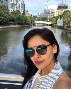 Pooja Kumar Instagram - Just reached #singapore and check out the boat behind me! #travel #actresslife #workisworship  styling by @keetinmarchi