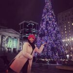 Pooja Kumar Instagram - Shenanigans part 2 in #Vancouver! I thought I could pick up this #christmastree but it turns out it’s better on the ground! #happyholidays #sistersister #canada