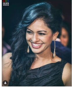 Pooja Kumar Instagram - #tbt to one of my functions and this photo represents what I believe in. We Laugh. We love. We spread Joy. Simple. #loveislove #joy #harmony #people #coronavirus #humanity #women #womeninspiringwomen #womenempowerment