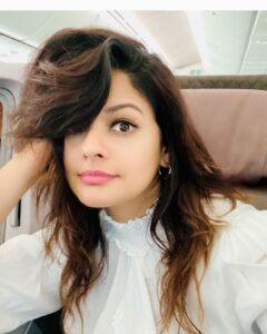 Pooja Kumar Instagram - #flashbackfriday to the times in flying in planes without a worry. It’s a new normal and a new reality. Let’s be positive with this part of life also. Stay safe at home and let’s not put the health care system in jeopardy. #coronavirus #global #actress #humanity #peopleareawesome #healthcare #heroes