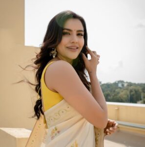 Priya Anand Instagram - Do What Makes Your Soul Shine 💛

Photography: @kiransaphotography 
Beauty By: @vedya.hmua
Blouse: @razak_creations