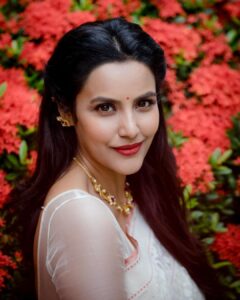 Priya Anand Instagram - 🌺 .
Beauty - @vedya.hmua 
Photographer - @kiransaphotography
Jewelry- @amrapalijewels
Blouse- @razak_creations