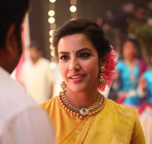 Priya Anand Instagram - Happy Vinayaka Chaturthi 🌸 🌸 🌸 
Team #Sumo Celebrating With @kalaignartvofficial at 1:30 pm Today! #mirchishiva @nivaskrishnamoorthy @hosimin14 @tasydex 🌸🌸🌸
Hair, Make Up & Styling - @vedya.hmua 
Saree & Jewellery - @dithi.studio