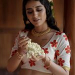 Priya Varrier Instagram - ഓണാശംസകൾ🌼 Stylist : @asaniya_nazrin Photography : @jeesjohnphotography MUAH : @samson_lei Outfit : @poornimaindrajith Jewellery : @francisalukkas Location : @kondai_lip_resort Costume assistant : @ashwathy_sethunath