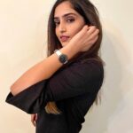 Reba Monica John Instagram – Do you have a @danielwellington watch? If not, now is the time! 💥 Get a 50% off on selected watches! 😱 Combine this with my code REBAJ for additional 15% off over and above! This is a super cool deal guys. Hurry, offer valid till stocks last! Go get yours now! 

#danielwellington