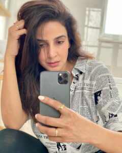 Saba Qamar Zaman Instagram - Mirror, mirror on the wall, I'll always get up after I fall. Whether I run, walk, or have to crawl, I'll set my goals and achieve them all. 👩‍🎤