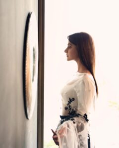 Saba Qamar Zaman Instagram - Aaina mujhse meri pehli si surat mange 🎵