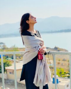 Saba Qamar Zaman Instagram - Waqt ke mazay laina seekho Saba, Waqt toh tumhare mazay laita he rahai ga! 🤍🤩
#deephaisamjhnahiayega 😌