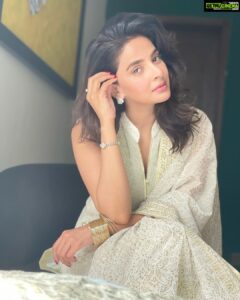 Saba Qamar Zaman Instagram - Spread peace and love. 🤍🕊

👗 @lajwantiofficial