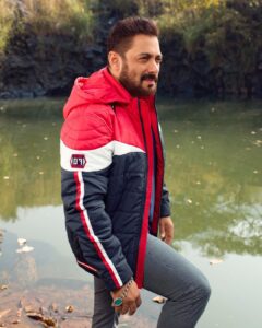 Salman Khan Instagram - Aur jaisay mainay bola tha, le kar aye hain aapke liye, Being Human Clothing ki Autumn Winter Collection. Hope you guys like it.

Available in-stores & at beinghumanclothing.com

Link in the bio. @beinghumanclothing 

Stay fit, stay safe.