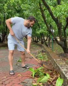Salman Khan Instagram - #SwachhBharat #WorldEnvironmentDay
Music Credits: Mark Mothersbaugh