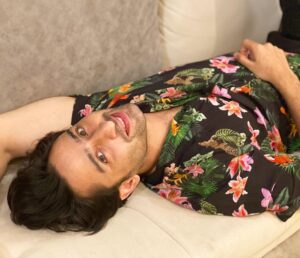 Shaheer Sheikh Instagram - After a long tiring day all u wanna do is?? 
#bolobolo
