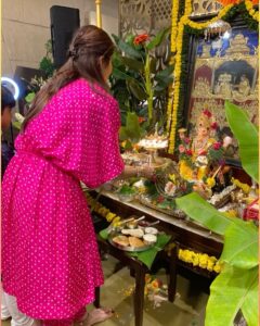 Shilpa Shetty Instagram - Harr saal ki tarah, iss saal bhi humaare GANNU RAJA saath hain, toh harr sankat ki maat hai🌺🙏🪔
Keeping up with our yearly tradition, sending blessings your way. May Bappa’s grace help you overcome all your hurdles & obstacles!❤️🙏
🌺|| गणपति बाप्पा मोरिया ||🌺
.
.
.
.
.
#GanpatiBappaMorya #gratitude #blessed #GanpatiAarti #family #GannuRaja #GaneshChaturthi